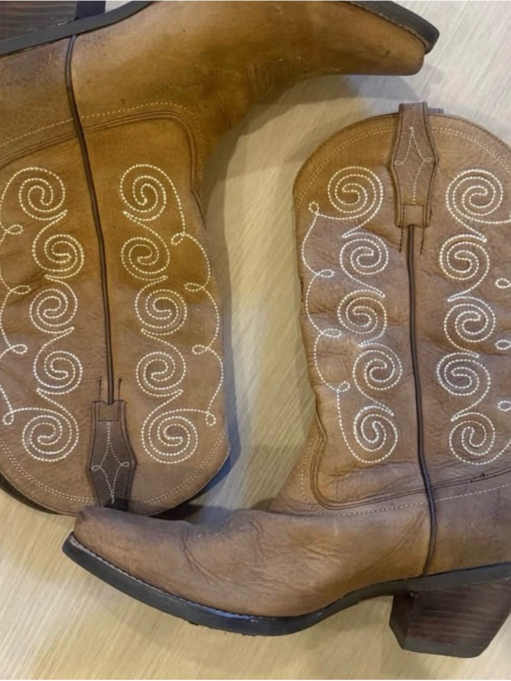 Brown Embroidered Western Ariat Boots - Classic Cowboy Style